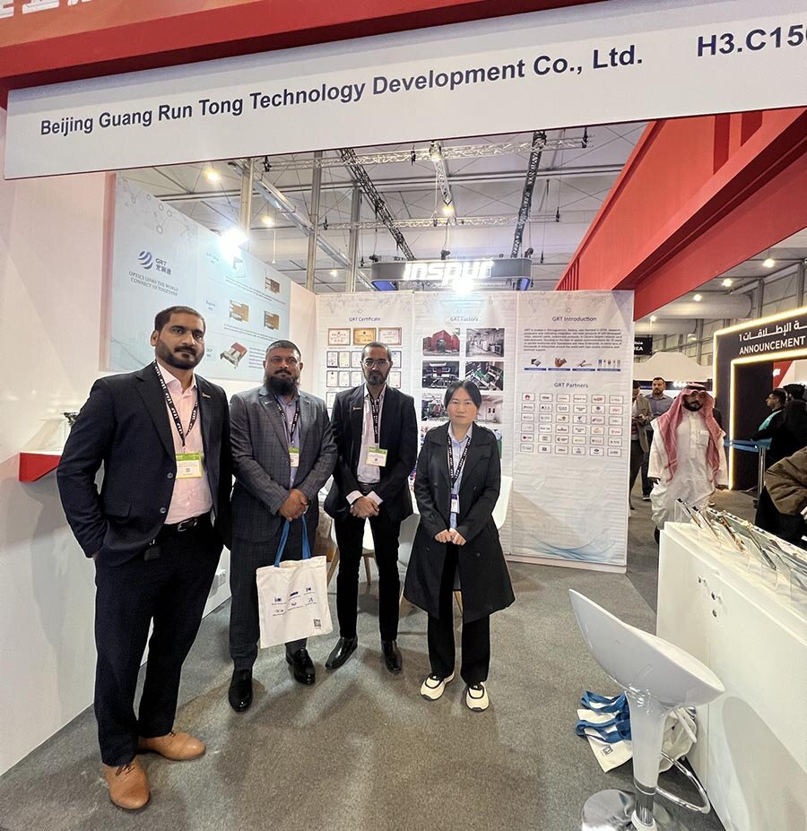 外貿經理與參會嘉賓合照 外貿經理與參會嘉賓合照